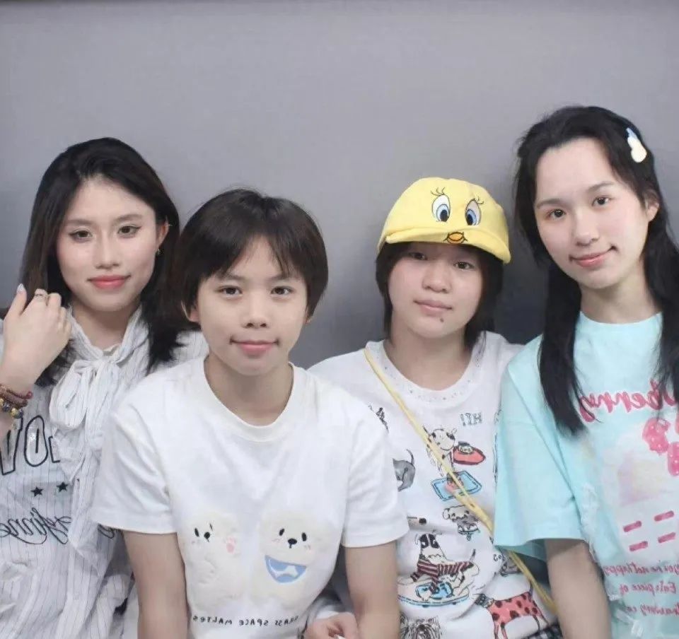 超乎年龄的, 的眼光审视