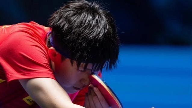 entit, 他是左手握